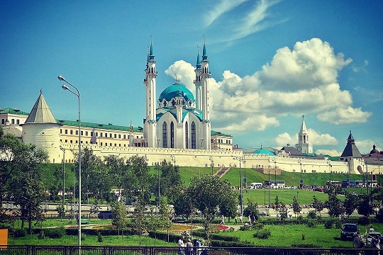 Мечеть Кул-Шариф на фоне казанского кремля